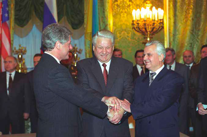 U.S. President Clinton, Russian President Yeltsin, and Ukrainian President Kravchuk sign the Trilateral Agreement in Moscow, January 1994 (US government photo/William J. Clinton Presidential Library)